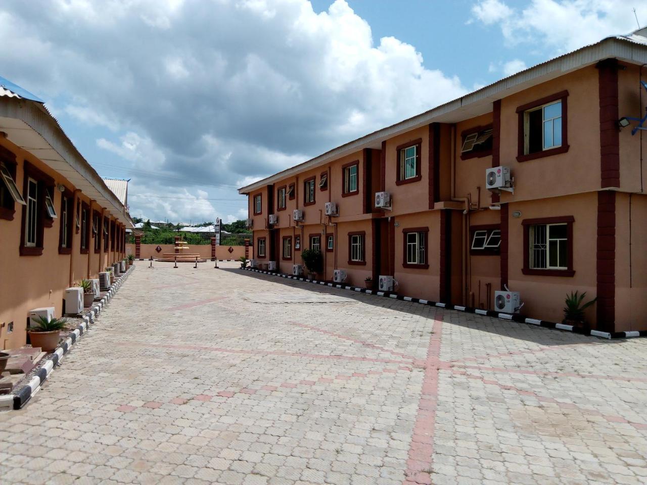 Gen-Preston Hotel And Suites Papalanto Экстерьер фото